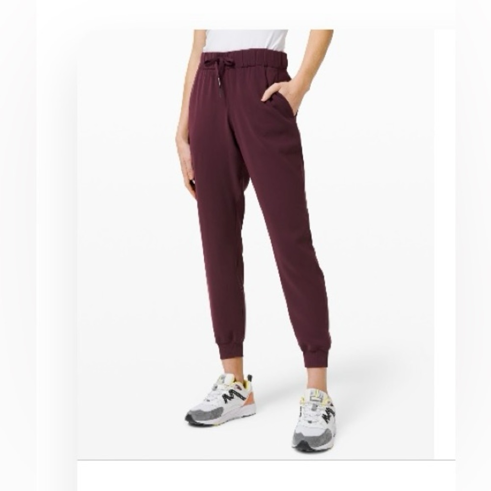 Lululemon On the Fly Mid-Rise Jogger in Travel Woven Fabric